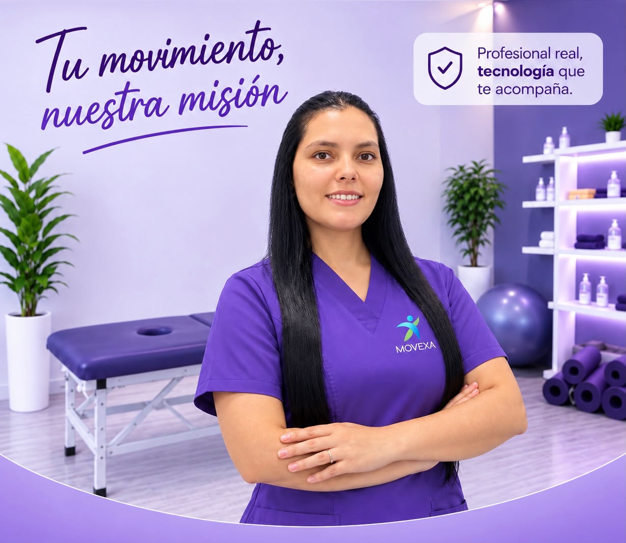 Vanessa Marín, fisioterapeuta y creadora de Movexa, en su consultorio en Cali. Sobre la foto se lee: Tu movimiento, nuestra misión.