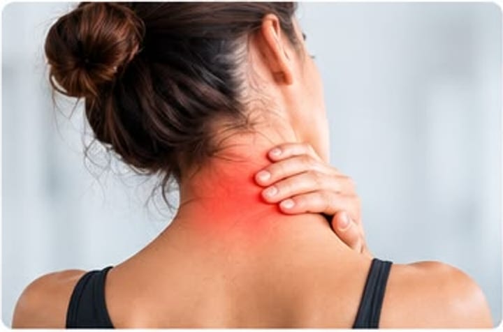 Mujer sujetándose la nuca, con la zona cervical marcada en rojo.